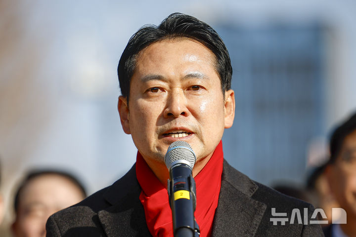 [서울=뉴시스] 정병혁 기자 = 장동혁 국민의힘 대표가 2일 서울 서초구 서울중앙지방법원에서 열린 추경호 의원 구속영장 청구 규탄대회에서 발언하고 있다. 2025.12.02. jhope@newsis.com