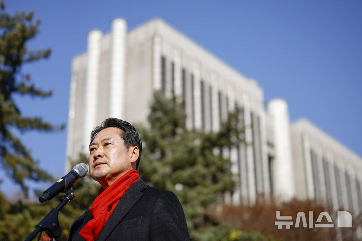 [서울=뉴시스] 정병혁 기자 = 장동혁 국민의힘 대표가 2일 서울 서초구 서울중앙지방법원에서 열린 추경호 의원 구속영장 청구 규탄대회에서 발언하고 있다. 2025.12.02. jhope@newsis.com