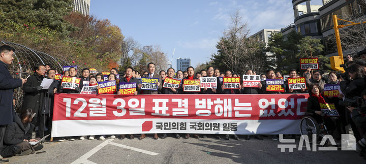 [서울=뉴시스] 정병혁 기자 = 장동혁 국민의힘 대표와 송언석 원내대표 비롯한 소속 의원들이 2일 서울 서초구 서울중앙지방법원에서 추경호 의원 구속영장 청구 규탄대회를 하고 있다. 2025.12.02. jhope@newsis.com