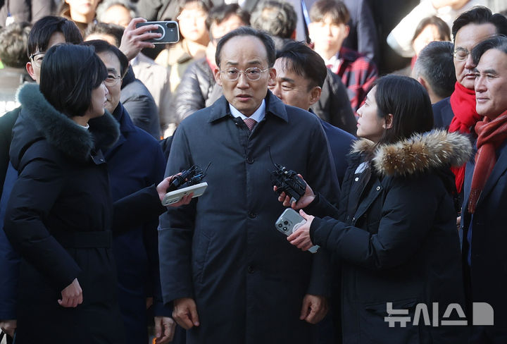 [서울=뉴시스] 정병혁 기자 = 국회의 12·3 비상계엄 해제 의결 방해 의혹을 받는 추경호 전 국민의힘 원내대표가 2일 서울 서초구 서울중앙지방법원에서 열린 영장실질심사에 출석하고 있다. (공동취재) 2025.12.02. photo@newsis.com