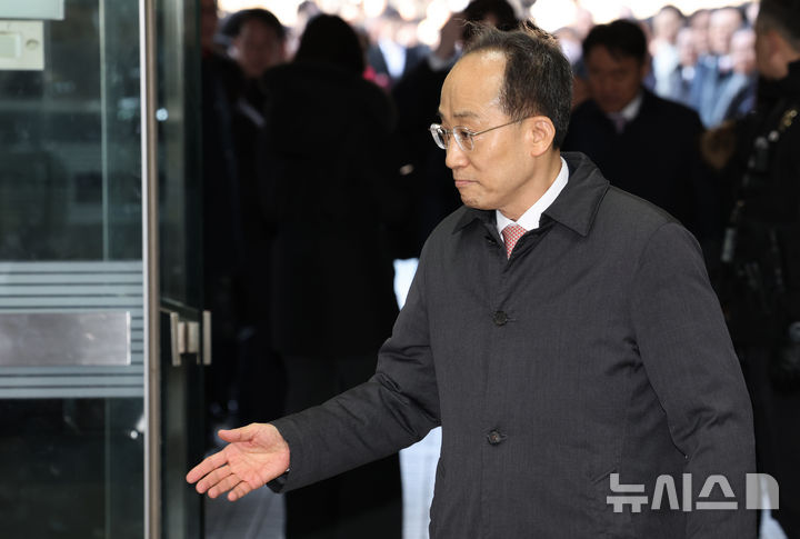 [서울=뉴시스] 정병혁 기자 = 국회의 12·3 비상계엄 해제 의결 방해 의혹을 받는 추경호 전 국민의힘 원내대표가 2일 서울 서초구 서울중앙지방법원에서 열린 영장실질심사에 출석하고 있다. (공동취재) 2025.12.02. photo@newsis.com