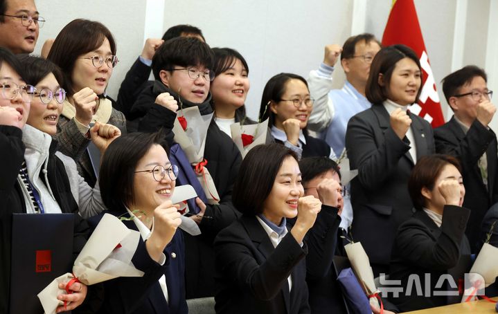 [서울=뉴시스] 조성봉 기자 = 김재연 진보당 상임대표를 비롯한 참석자들이 2일 오후 서울 여의도 국회에서 열린 12.3 내란 저지 1주년 진보당 기념식에서 기념촬영을 하고 있다. 2025.12.02. suncho21@newsis.com