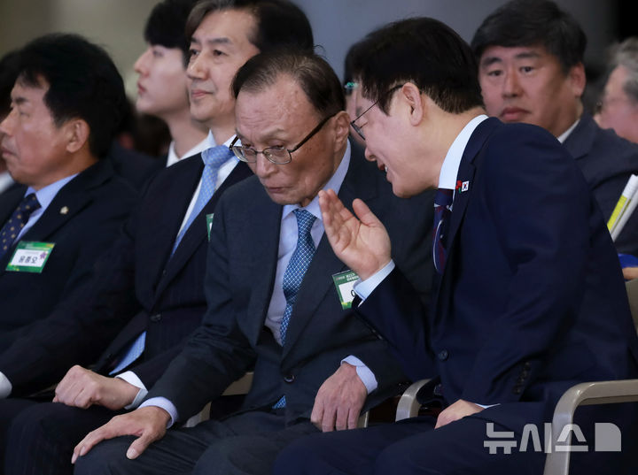 [고양=뉴시스] 최동준 기자 = 이재명 대통령이 2일 경기 고양시 킨텍스에서 열린 제22기 민주평화통일자문회의 출범회의에서 이해찬 수석부의장과 대화하고 있다. 2025.12.02. photocdj@newsis.com