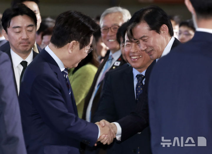 [고양=뉴시스] 최동준 기자 = 이재명 대통령이 2일 경기 고양시 킨텍스에서 열린 제22기 민주평화통일자문회의 출범회의에 입장하며 조국 조국혁신당 대표와 악수하고 있다. 2025.12.02. photocdj@newsis.com