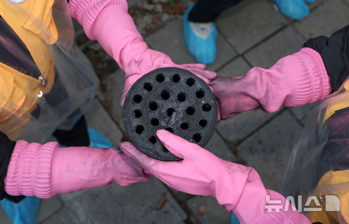 [서울=뉴시스] 김선웅 기자 = 적십자 봉사원·고려아연 임직원들이 2일 서울 노원구 상계동에서 연탄 나눔 봉사활동을 하고 있다. 2025.12.02. mangusta@newsis.com