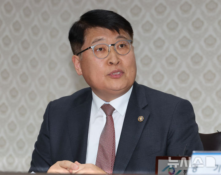 [서울=뉴시스] 김명원 기자 = 김태균 당시 서울시 행정1부시장이 지난해 12월 2일 서울 종로구 정부서울청사에서 열린 생활폐기물 직매립 금지 관련 업무협약 체결식에서 발언하고 있다. 2025.12.02. kmx1105@newsis.com