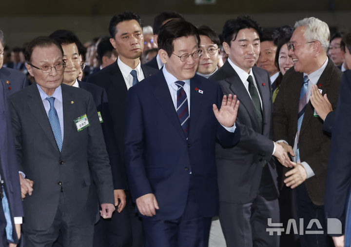 [고양=뉴시스] 최동준 기자 = 이재명 대통령이 2일 경기 고양시 킨텍스에서 열린 제22기 민주평화통일자문회의 출범회의에서 이해찬 수석부의장 등과 입장하고 있다. 2025.12.02. photocdj@newsis.com