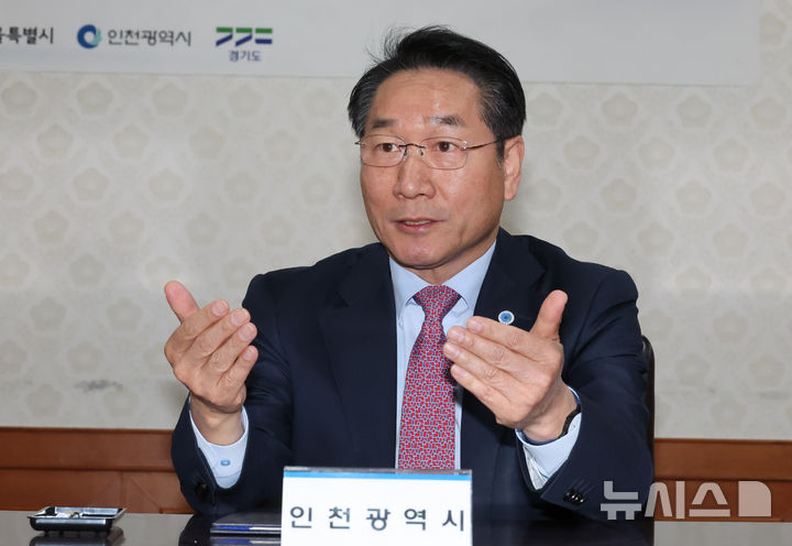 [서울=뉴시스] 김명원 기자 = 유정복 인천시장이 2일 서울 종로구 정부서울청사에서 열린 생활폐기물 직매립 금지 관련 업무협약 체결식에서 발언하고 있다. 2025.12.02. kmx1105@newsis.com