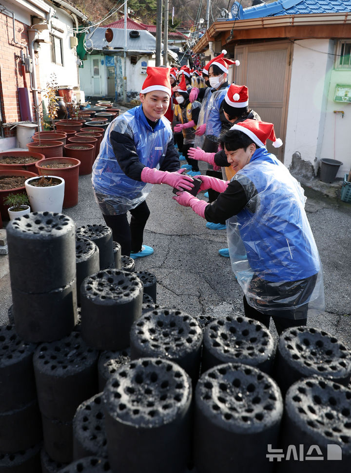 [서울=뉴시스] 김선웅 기자 = 적십자 봉사원·고려아연 임직원들이 2일 서울 노원구 상계동에서 연탄 나눔 봉사활동을 하고 있다. 2025.12.02. mangusta@newsis.com