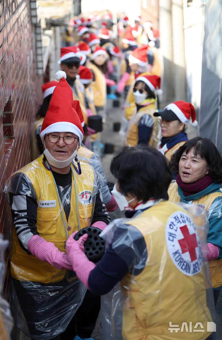 [서울=뉴시스] 김선웅 기자 = 적십자 봉사원·고려아연 임직원들이 2일 서울 노원구 상계동에서 연탄 나눔 봉사활동을 하고 있다. 2025.12.02. mangusta@newsis.com