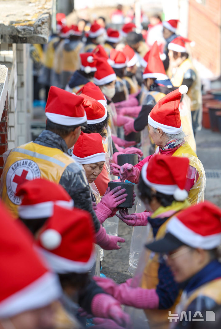 [서울=뉴시스] 김선웅 기자 = 적십자 봉사원·고려아연 임직원들이 2일 서울 노원구 상계동에서 연탄 나눔 봉사활동을 하고 있다. 2025.12.02. mangusta@newsis.com