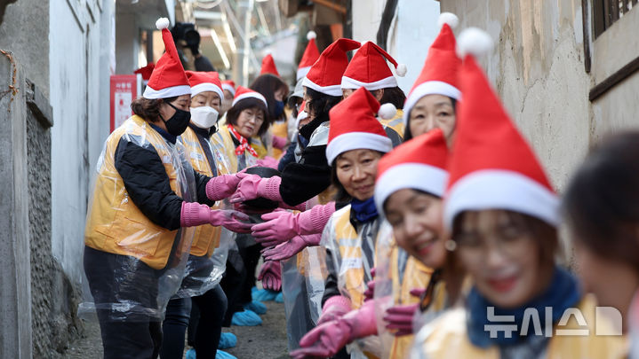 [서울=뉴시스] 김선웅 기자 = 적십자 봉사원·고려아연 임직원들이 2일 서울 노원구 상계동에서 연탄 나눔 봉사활동을 하고 있다. 2025.12.02. mangusta@newsis.com