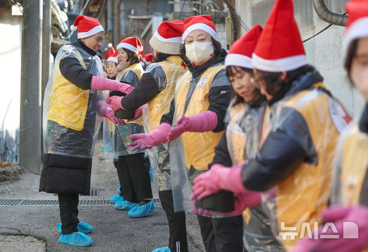 [서울=뉴시스] 김선웅 기자 = 적십자 봉사원·고려아연 임직원들이 2일 서울 노원구 상계동에서 연탄 나눔 봉사활동을 하고 있다. 2025.12.02. mangusta@newsis.com