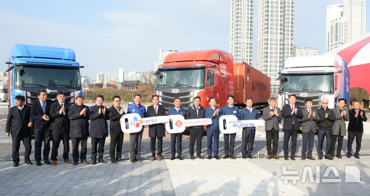 [울산=뉴시스] 배병수 기자 = 2일 오후 울산 남구 4둔치에서 열린 전국최초 수소전기 트랙터 실증 차량 인도식에서 김두겸시장 등 참석자들이 기념촬영을 하고 있다.2025.12.02.bbs@newsis.com.