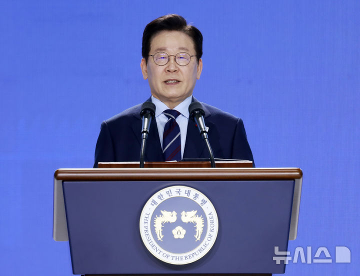 [고양=뉴시스] 최동준 기자 = 이재명 대통령이 2일 경기 고양시 킨텍스에서 열린 제22기 민주평화통일자문회의 출범회의에서 연설하고 있다. 2025.12.02. photocdj@newsis.com