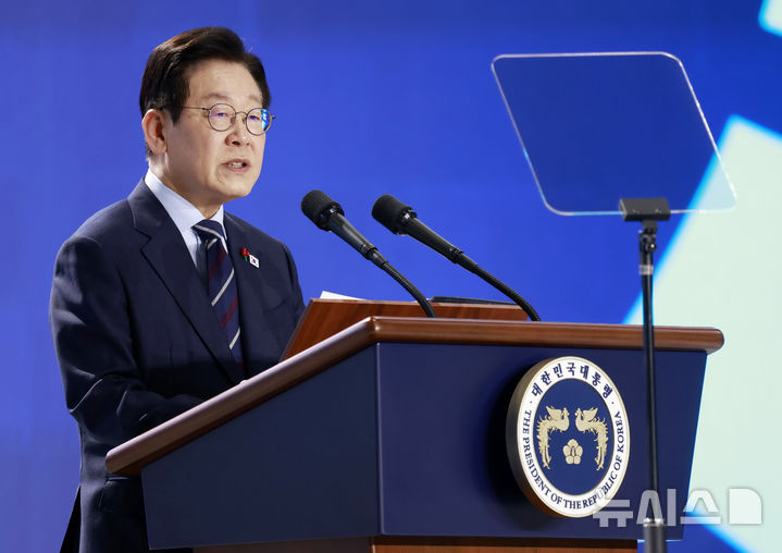 [고양=뉴시스] 최동준 기자 = 이재명 대통령이 2일 경기 고양시 킨텍스에서 열린 제22기 민주평화통일자문회의 출범회의에서 연설하고 있다. 2025.12.02. photocdj@newsis.com