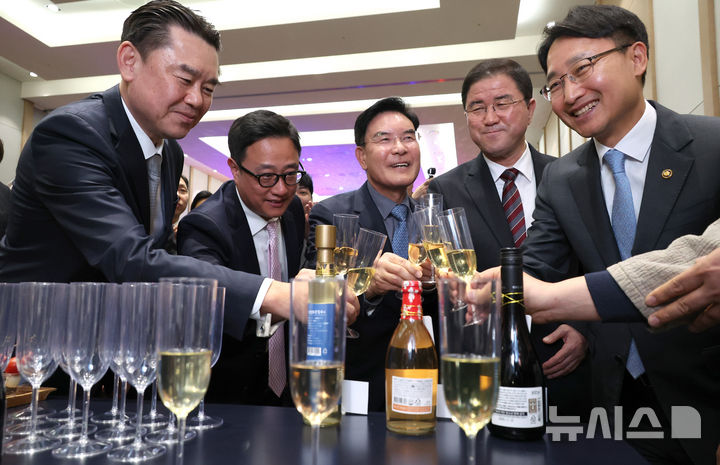 [세종=뉴시스] 강종민 기자 = 임광현 국세청장이 2일 세종시 어진동 정부세종컨벤션센터에서 열린 '2025 K-SULL AWARD'에서 참석자들과 수상한 주류를 시음하고 있다. 2025.12.02. ppkjm@newsis.com