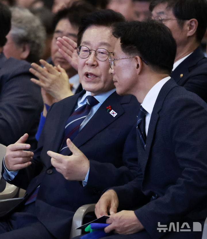 [고양=뉴시스] 최동준 기자 = 이재명 대통령이 2일 경기 고양시 킨텍스에서 열린 제22기 민주평화통일자문회의 출범회의에서 방용승 민주평화통일자문회의 사무처장과 대화를 하고 있다. 2025.12.02. photocdj@newsis.com