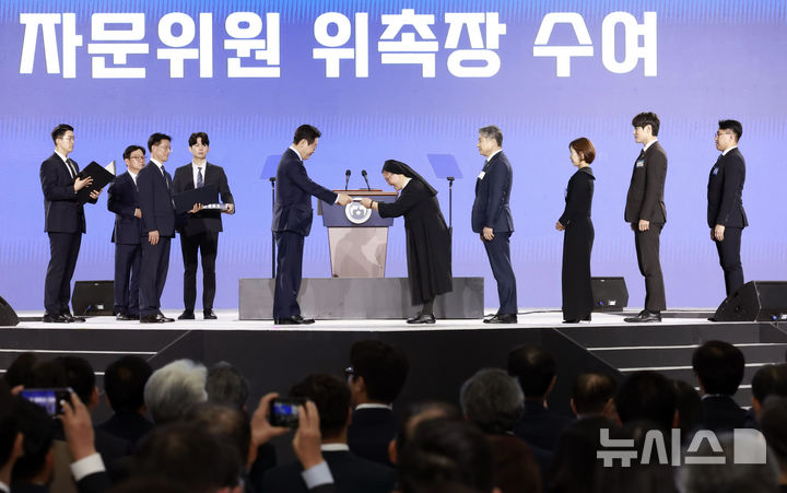 [고양=뉴시스] 최동준 기자 = 이재명 대통령이 2일 경기 고양시 킨텍스에서 열린 제22기 민주평화통일자문회의 출범회의에서 이선중 평화활동종교인에게 위촉장을 수여하고 있다. 2025.12.02. photocdj@newsis.com