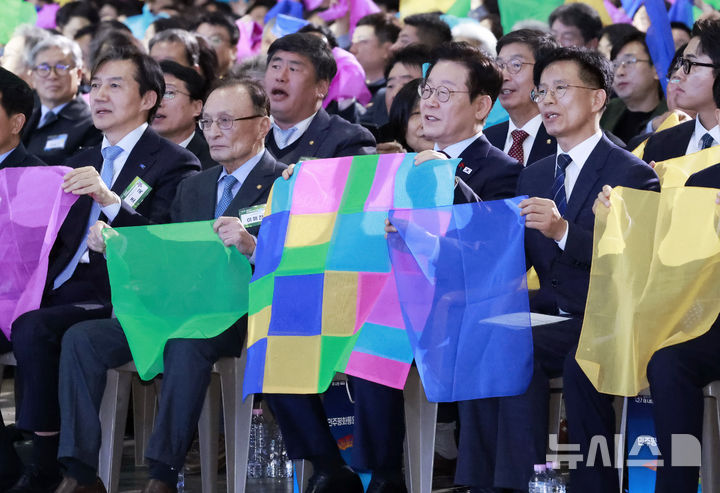 [고양=뉴시스] 최동준 기자 = 이재명 대통령이 2일 경기 고양시 킨텍스에서 열린 제22기 민주평화통일자문회의 출범회의에서 이해찬 수석부의장 등 참석자들과 '함께하는 다짐, 함께 부르는 평화' 대합창을 하고 있다. 2025.12.02. photocdj@newsis.com