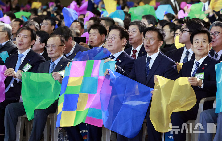 [고양=뉴시스] 최동준 기자 = 이재명 대통령이 2일 경기 고양시 킨텍스에서 열린 제22기 민주평화통일자문회의 출범회의에서 이해찬 수석부의장 등 참석자들과 '함께하는 다짐, 함께 부르는 평화' 대합창을 하고 있다. 2025.12.02. photocdj@newsis.com
