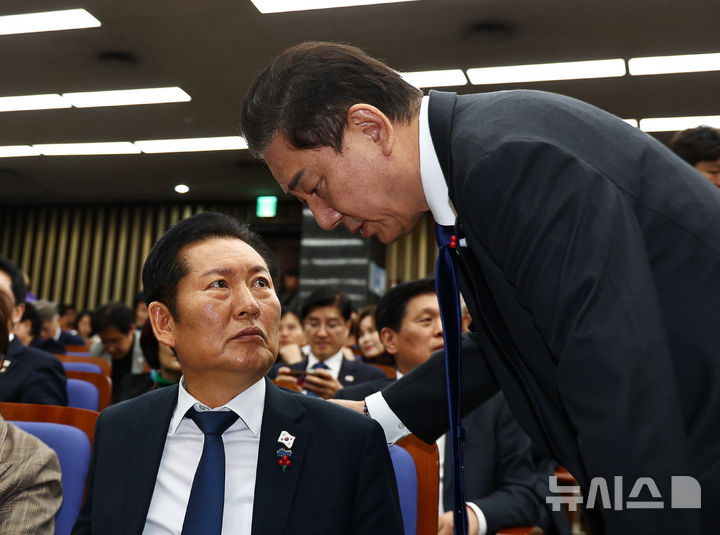 [서울=뉴시스] 김명년 기자 = 김병기 더불어민주당 원내대표가 2일 오후 서울 여의도 국회에서 여야 원내대표 회동을 마치고 의총장에 도착해 정청래 대표에게 귀엣말하고 있다. 2025.12.02. kmn@newsis.com