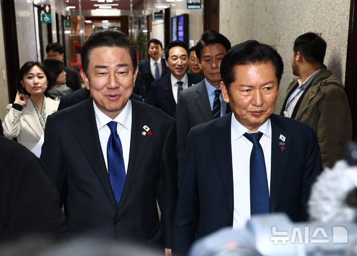 [서울=뉴시스] 김명년 기자 = 정청래 더불어민주당 대표와 김병기 원내대표가 2일 오후 서울 여의도 국회에서 열린 의원총회 도중 회의를 하기 위해 당대표실로 이동하고 있다. 2025.12.02. kmn@newsis.com