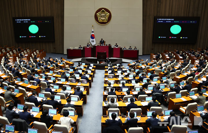 [서울=뉴시스] 김명년 기자 = 2일 오후 서울 여의도 국회에서 열린 본회의에서 담배사업법 일부개정법률안(대안)이 통과되고 있다. 2025.12.02. kmn@newsis.com