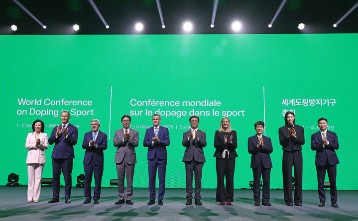 [서울=뉴시스] 권창회 기자 = 최휘영 문화체육관광부 장관이 2일 부산 해운대구 벡스코에서 열린 세계도핑방지기구(WADA) 총회 개회식에 참석해 참석자들과 기념촬영을 하고 있다.(사진=문화체육관광부 제공) 2025.12.02. photo@newsis.com *재판매 및 DB 금지