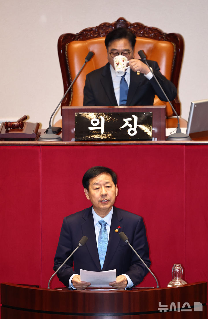 [서울=뉴시스] 김명년 기자 = 구윤철 경제부총리 겸 기획재정부 장관이 2일 오후 서울 여의도 국회에서 열린 본회의에서 법인세법 일부개정법률안 및 교육세법 일부개정법률안에 대한 제안설명하고 있다. 2025.12.02. kmn@nwsis.com