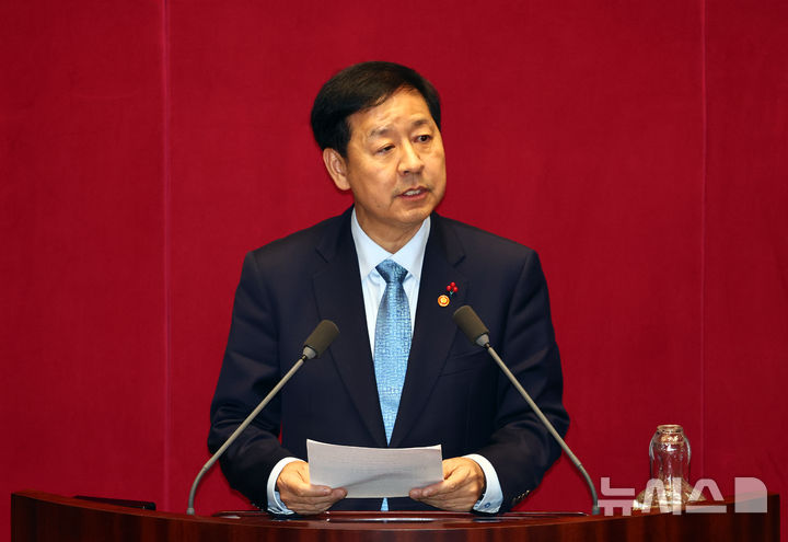 [서울=뉴시스] 김명년 기자 = 구윤철 경제부총리 겸 기획재정부 장관이 지난 2일 오후 서울 여의도 국회에서 열린 본회의에서 법인세법 일부개정법률안 및 교육세법 일부개정법률안에 대한 제안설명하고 있는 모습. 2025.12.02. kmn@nwsis.com