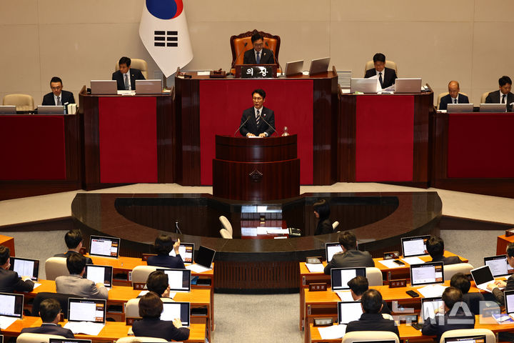 [서울=뉴시스] 김명년 기자 = 김민석 국무총리가 2일 오후 서울 여의도 국회에서 열린 본회의에서 2026년도 예산안 수정안이 통과된 뒤 정부측 감사인사를 하고 있다. 2025.12.02. kmn@newsis.com