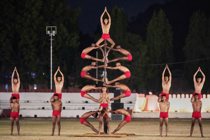 マラカンバを披露するインドの士官候補生