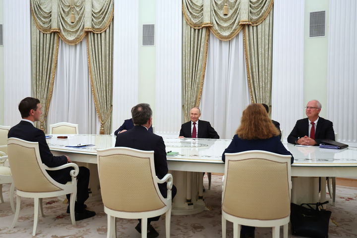 [모스크바=AP/뉴시스]블라디미르 푸틴(가운데) 러시아 대통령이 2일(현지시각) 러시아 모스크바 크렘린궁에서 스티브 위트코프(앞줄 가운데) 미국 특사, 도널드 트럼프 대통령 사위 재러드 쿠슈너(왼쪽)와 회담하고 있다. 푸틴 대통령은 4일 이 회담이 "필요하고" "유용하지만" "어려운 작업"이라고 말하며, 일부 제안은 크렘린궁이 받아들일 수 없다고 말했다. 2025.12.04.