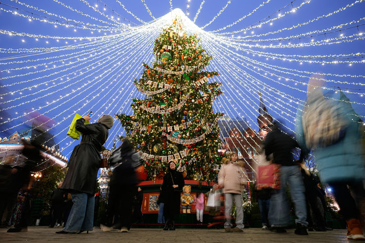 [모스크바=AP/뉴시스] 2일(현지 시간) 러시아 모스크바 마네즈나야 광장 크리스마스트리 주변에서 시민들이 사진을 찍고 있다. 2025.12.03.