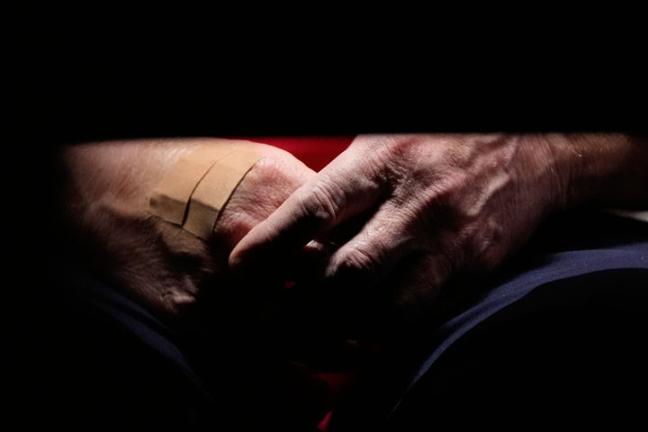 [워싱턴=AP/뉴시스] 2일(현지 시간) 미국 백악관에서 각료회의를 주재하는 도널드 트럼프 대통령의 오른쪽 손등에 반창고가 붙어 있다. 2025.12.03.