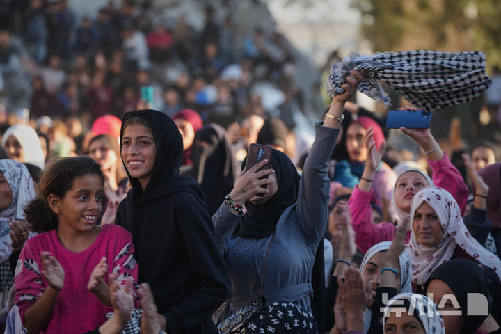 [칸 유니스=AP/뉴시스] 2일(현지 시간) 팔레스타인 가자지구 남부 칸 유니스에서 주민들이 합동결혼식을 지켜보고 있다. 2025.12.03.