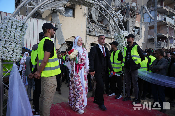 [칸 유니스=AP/뉴시스] 2일(현지 시간) 팔레스타인 가자지구 남부 칸 유니스에서 팔레스타인인들이 합동결혼식에 참석하고 있다. 2025.12.03.