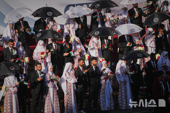 [칸 유니스=AP/뉴시스] 2일(현지 시간) 팔레스타인 가자지구 남부 칸 유니스에서 팔레스타인인들이 합동결혼식에 참석하고 있다. 2025.12.03.