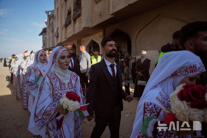 [칸 유니스=AP/뉴시스] 2일(현지 시간) 팔레스타인 가자지구 남부 칸 유니스에서 팔레스타인인들이 합동결혼식에 참석하고 있다. 2025.12.03.