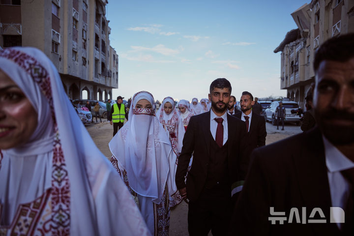 [칸 유니스=AP/뉴시스] 2일(현지 시간) 팔레스타인 가자지구 남부 칸 유니스에서 팔레스타인인들이 합동결혼식에 참석하고 있다. 2025.12.03.