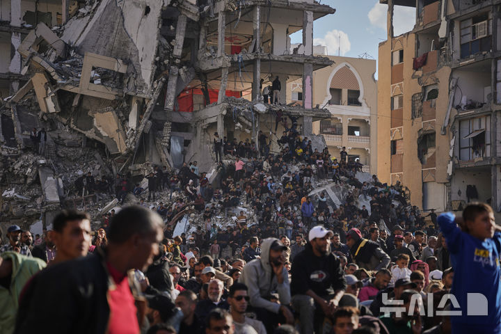 [칸 유니스=AP/뉴시스] 2일(현지 시간) 팔레스타인 가자지구 남부 칸 유니스에서 주민들이 합동결혼식을 지켜보고 있다. 2025.12.03.