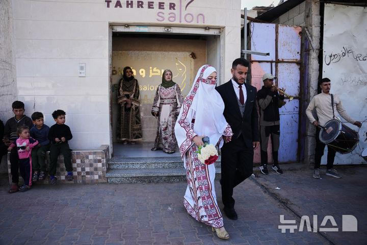 [칸 유니스=AP/뉴시스] 2일(현지 시간) 팔레스타인 가자지구 남부 칸 유니스에서 팔레스타인인들이 합동결혼식에 참석하고 있다. 2025.12.03.