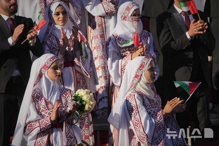 [칸 유니스=AP/뉴시스] 2일(현지 시간) 팔레스타인 가자지구 남부 칸 유니스에서 팔레스타인인들이 합동결혼식에 참석해 있다. 2025.12.03.