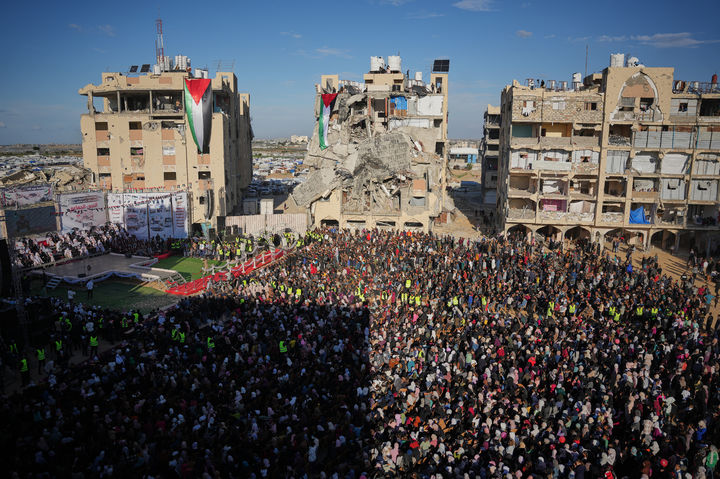 [칸유니스=AP/뉴시스] 도널드 트럼프 미국 대통령이 성탄절 전 가자지구 휴전이 2단계로 접어들었다고 선포할 계획이라고 4일(현지 시간) 액시오스가 보도했다. 사진은 지난 2일 가자지구 칸유니스 하마드시티에서 주민들이 합동 결혼식을 지켜보는 모습. 2025.12.05.