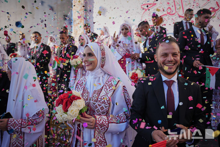 [칸 유니스=AP/뉴시스] 2일(현지 시간) 팔레스타인 가자지구 남부 칸 유니스에서 팔레스타인인들이 합동결혼식에 참석해 있다. 2025.12.03.