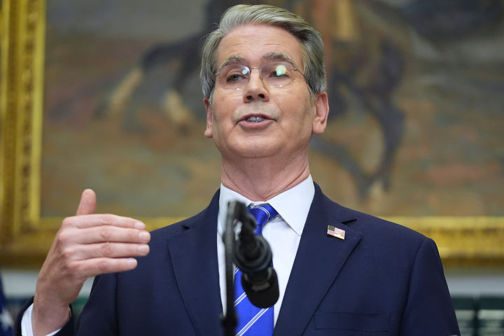 [워싱턴=AP/뉴시스] 스콧 베선트 미국 재무장관이 지난 2일(현지 시간) 미국 워싱턴DC 백악관에서 열린 행사에 참석해 발언하고 있다. 베선트 장관은 3일 상호 관세 정책이 위법이라는 연방대법원 최종 판결 나와도, 유사한 관세 정책을 계속 시행할 것이라고 예고했다. 2025.12.04.