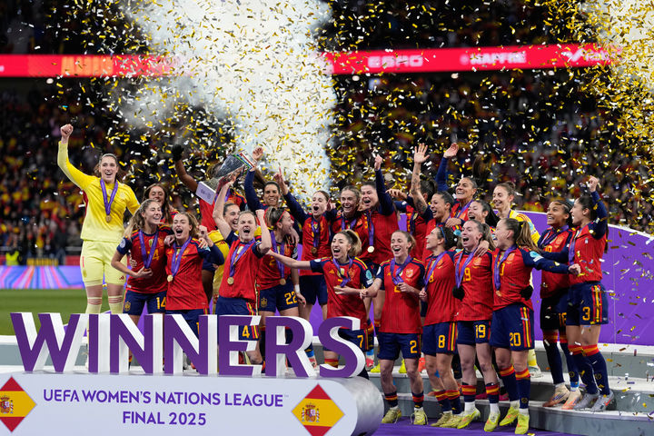 [마드리드=AP/뉴시스] 스페인 선수들이 2일(현지 시간) 스페인 마드리드 에스타디오 메트로폴리타노에서 열린 2025 유럽축구연맹(UEFA) 여자 네이션스리그 정상에 올라 트로피를 들고 환호하고 있다. 스페인은 결승 2차전에서 독일을 3-0으로 꺾어 합산 점수 3-0으로 승리하며 대회 2연패를 달성했다. 2025.12.03.