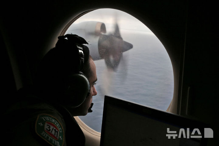 [AP/뉴시스] 2014년 3월 바다로 추락한 것으로 추정되는 말레이시아항공 370기에 대한 인도양 수색이 여러나라가 참가한 가운데 사고 직후에 실시되었다. 사진은 해면을 스캔하고 있는 호주 공군기 모습 