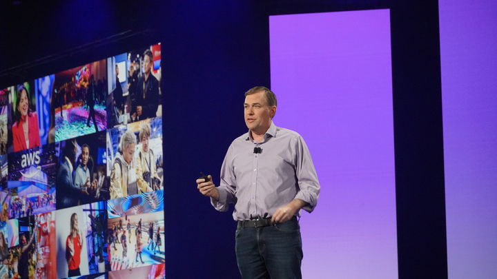 맷 가먼 아마존웹서비스(AWS) 최고경영자(CEO)가 미국 라스베이거스에서 열린 자사 연례 최대 행사 리인벤트에서 기조연설 하고 있다(사진=AWS코리아 제공) *재판매 및 DB 금지